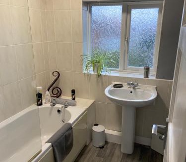 Frecheville House | Sheffield spa view 2 bed house free parking