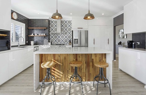 Shellharbour House | Shellharbour - 4 bedroom house with large pool, walk to beach & Village Cafes