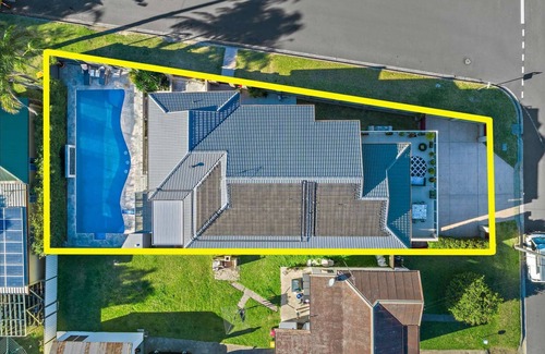 Shellharbour House | Shellharbour - 4 bedroom house with large pool, walk to beach & Village Cafes