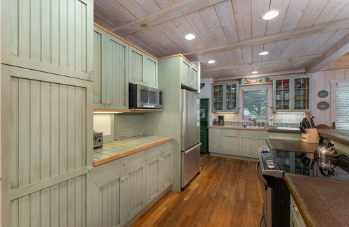 Black Mountain House | Shenandoah | Montreat Cabin with Screened Porch & Deck with Sweeping Views!