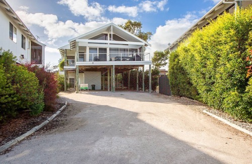Lake Wangary House | Sheoak Holiday Home is an Executive Style two story holiday home located on the Esplanade