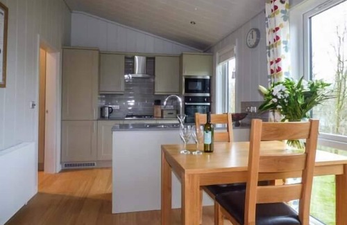 Allithwaite Cottage | SHEPHERD LODGE, with hot tub in Allithwaite