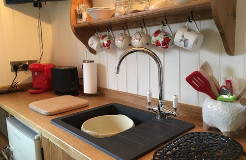 South Gorley Cottage | SHEPHERD'S HUT (DELUXE). Beautiful 1 bedroom, with patio, ideal for couples.