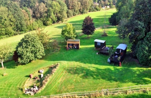 Romsey Ski Chalet | Shepherd's Hut in Romsey with Fire Pit