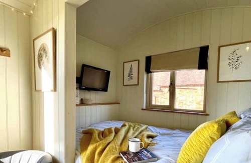 Mangotsfield Cabin | Shepherd's Hut & WoodFired HotTub in The Cotswolds