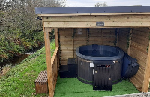 Malltraeth Cabin | Shepherds Hut with hot tub on Anglesey North Wales