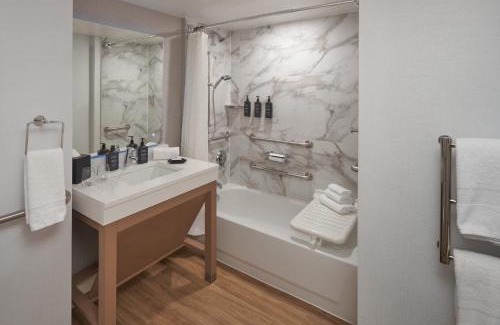 South Shore Hotel | Sheraton Pittsburgh Hotel at Station Square