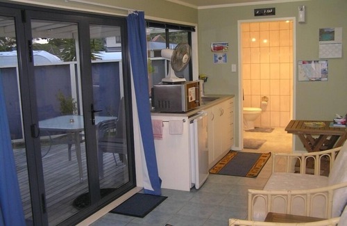 Bowentown House | Shorebreak Beach Retreat With Spa