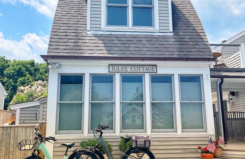 Jamestown Cottage | Shoreby Hill/Village - Jamestown Cottage, near Newport, RI and beaches