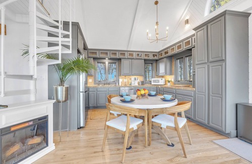 Cleveland Cottage | Shoreline Serenity - 2 Private Acres