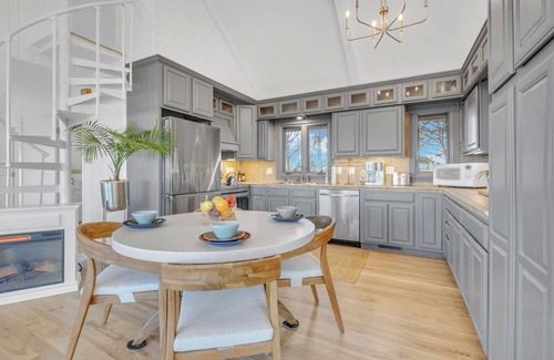 Cleveland Cottage | Shoreline Serenity - 2 Private Acres