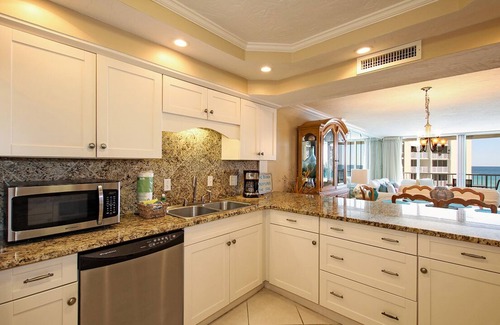 Holiday Isle Condo | Shoreline Towers 2063 spacious unit with great views of beach and water