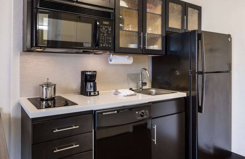 Nassau Bay House | Short Drive to Kemah Boardwalk! Full Kitchen, Pet-friendly, Free Parking!