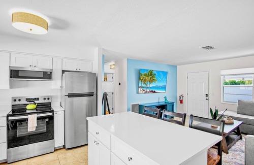 Anna Maria House | Short stays available! 5-7 Minute Walk to the Gulf Beaches!