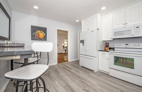 Clearwater House | Short term stay coastal furnished w/utilities in Clearwater Florida near Beach.