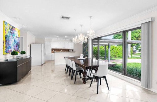 East Fort Lauderdale House | SHORT WALK TO BEACH AND RESTAURANTS HEATED POOL