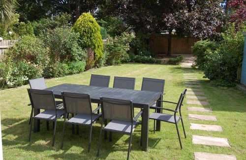 St Leonards House | Short Walk To Moors Valley Country Park. Close To New Forest And Bournemouth.