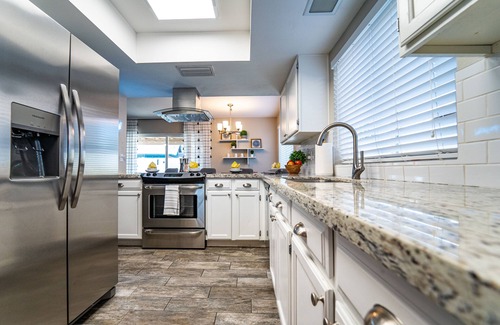 Chandler House | Shuffleboard! Heated Pool! Live w/2 Kings Cool!