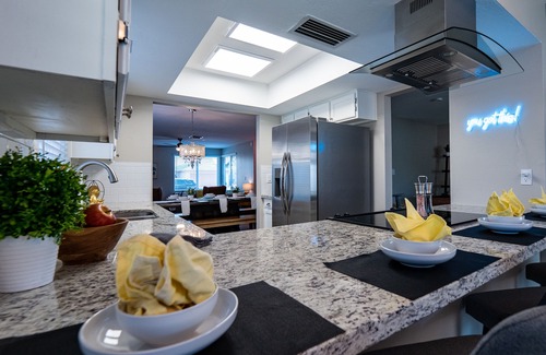 Chandler House | Shuffleboard! Heated Pool! Live w/2 Kings Cool!