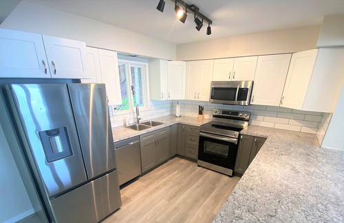Blind Bay House | Shuswap Lakehouse 3Bd 2Bth Semi-Lakefront w/ Dock & Buoy Sleeps 9 KingBd