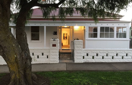 Devonport House | Signature on Gunn