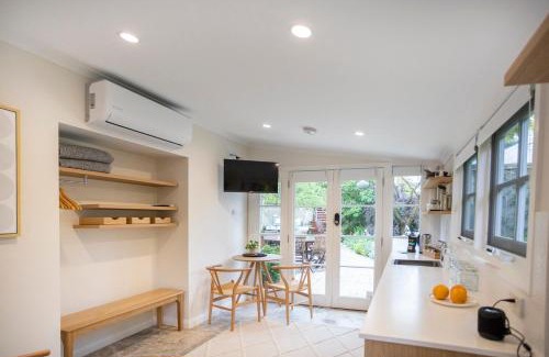 Orange Apartment | Silk Tree Studio - Steps to Cook Park