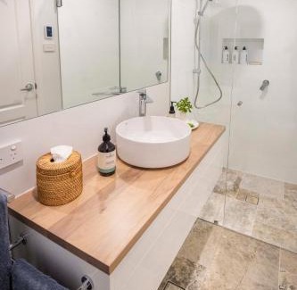 Orange Apartment | Silk Tree Studio - Steps to Cook Park