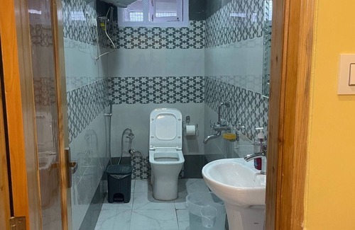 Shimla Bed & Breakfast | Silver Cedar BnB Sharma Niwas Near Mall Road