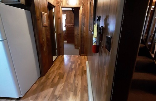 Indian Point Cabin | Silver Dollar City 1 Mile - Table Rock Lake - 3 Bed/3 Bath - Woodsy - Foxfire