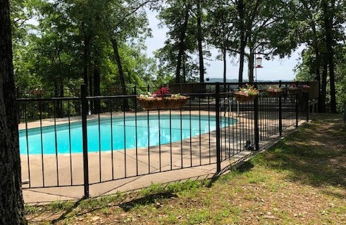 Indian Point Cabin | Silver Dollar City 1 Mile - Table Rock Lake - 3 Bed/3 Bath - Woodsy - Foxfire