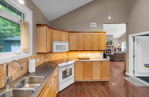 Gravenhurst Cottage | Silver Lake, Muskoka. 400 ft lake frontage. Near Gravenhurst, Dogs allowed