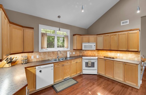 Gravenhurst Cottage | Silver Lake, Muskoka. 400 ft lake frontage. Near Gravenhurst, Dogs allowed