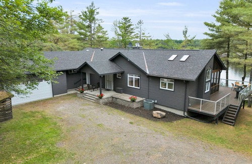 Gravenhurst Cottage | Silver Lake, Muskoka. 400 ft lake frontage. Near Gravenhurst, Dogs allowed