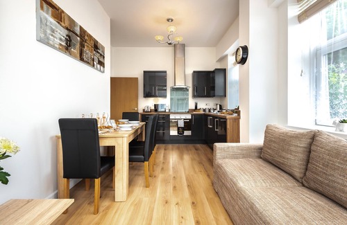 Southampton Apartment | Silver Moon Silver Service Apartments free parking