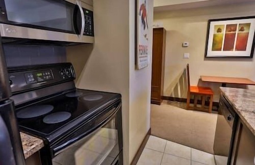 East Kootenay Condo | Silver Rock Studio with full kitchen and Queen bed
