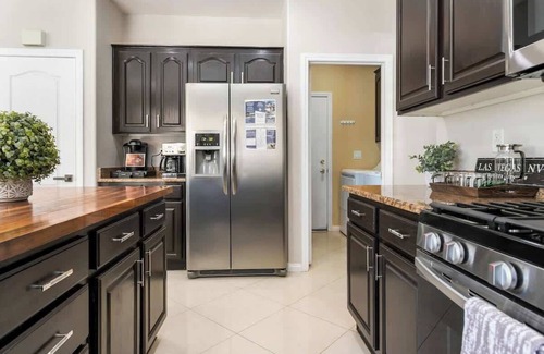 Paradise Hills House | Silver Star Getaways 4B3BA 3000sqft+ pool + loft