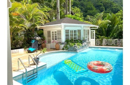 Whitfield Town Villa | Simmer Down 2bd 2bth Shared Pool Pvt Deck+ River