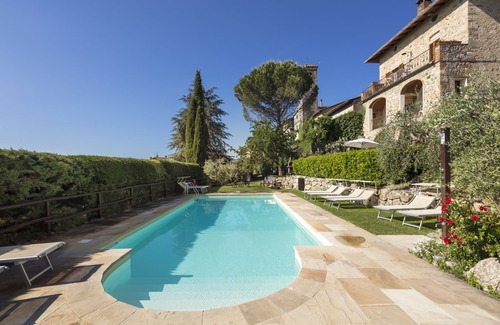 Castel San Gimignano Apartment | SIMONA STUDIO WITH PRIVATE GARDEN AND STUNNING VIEW