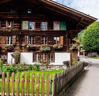 Wilderswil Apartment | Simple and Rustic - Apartment in Historic House