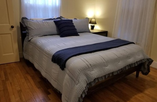 Manhattan House | Simple & Clean - PRIVATE DOWNTOWN COTTAGE - Easy to K-State & Mall