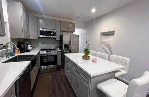 Boyle Heights House | Simple & Comfy 2 bed/2 bath near DTLA