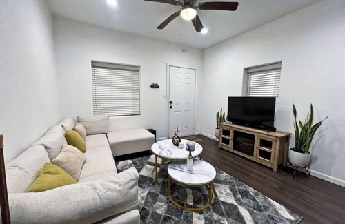 Boyle Heights House | Simple & Comfy 2 bed/2 bath near DTLA