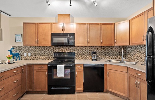 Victoria Park Apartment | Simply Comfort. Modern DT Condo. Balcony. Free Parking. Gym.