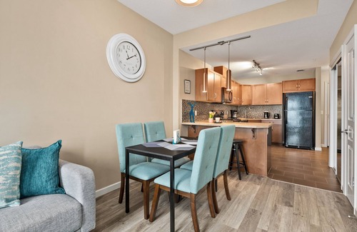 Victoria Park Apartment | Simply Comfort. Modern DT Condo. Balcony. Free Parking. Gym.