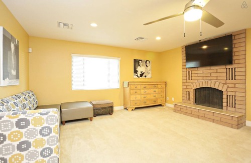 Paradise House | Sinatra-Themed Las Vegas House 6 bedroom with Pool & Game Room