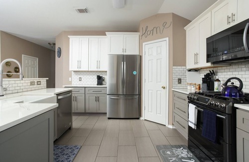 Selma House | Single floor open layout 3/2 SFH w/in 30 mins of New Braunfels & SA Pet friendly