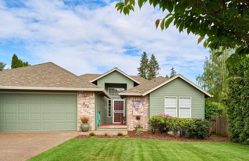 Dundee House | Single Level, 2 Kings, Fire Pit, Comfort in Downtown Dundee