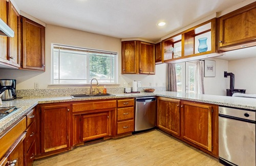 Upper Kingsbury House | Single-level home with fireplace, deck, grill, & washer/dryer, sleeps 10
