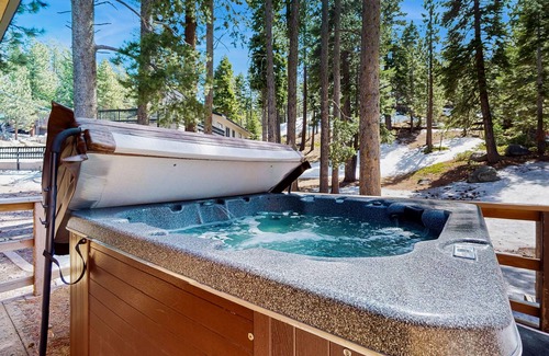 Upper Kingsbury House | Single-level home with fireplace, deck, grill, & washer/dryer, sleeps 10