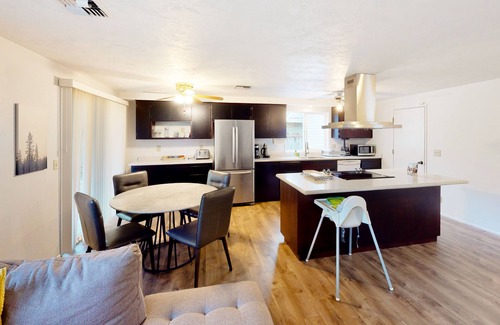 Central Oregon House | Single-level home with fenced yard, covered patio & central AC